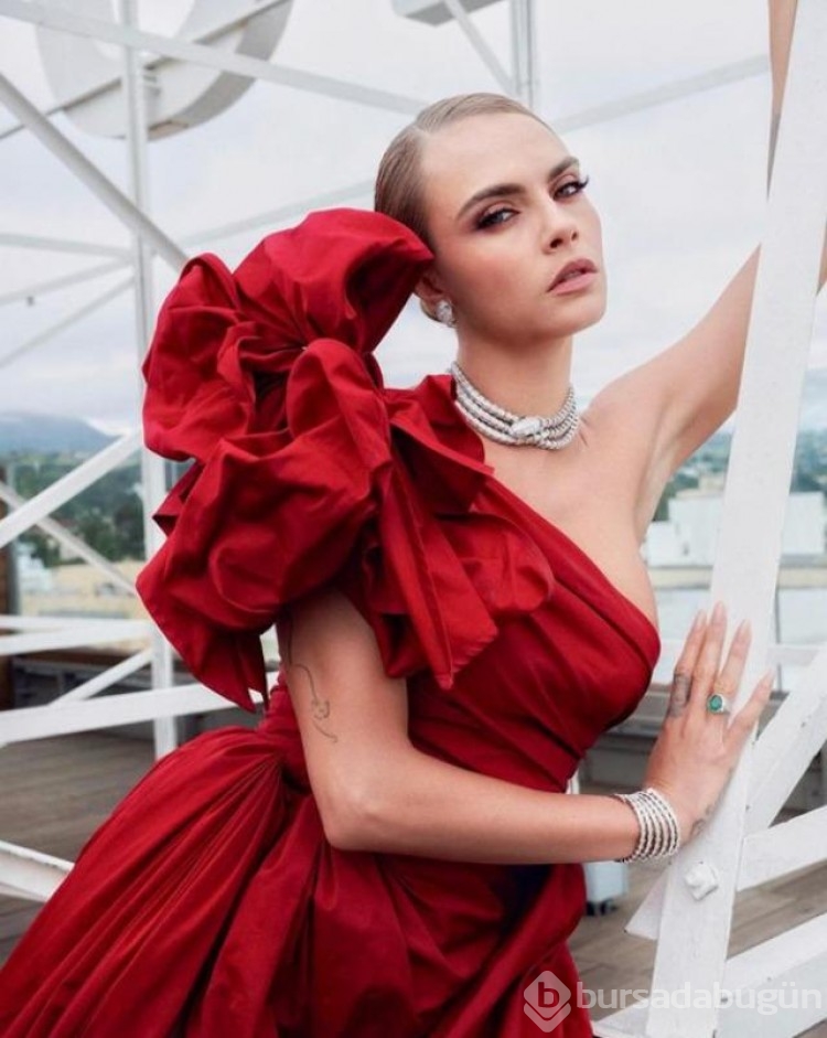 Model ve oyuncu Cara Delevingne sütyensiz tarzıyla olay oldu!