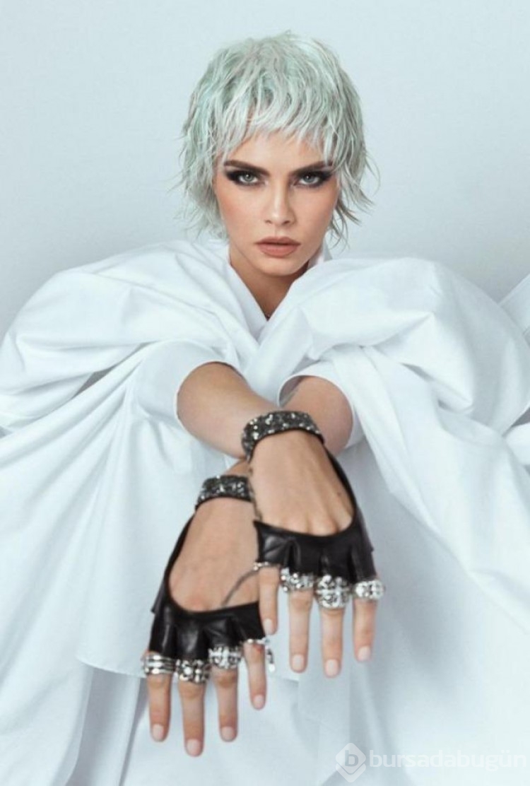 Model ve oyuncu Cara Delevingne sütyensiz tarzıyla olay oldu!