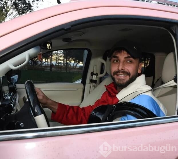 Şarkıcı Sefo pembe otomobiliyle gündem oldu!
