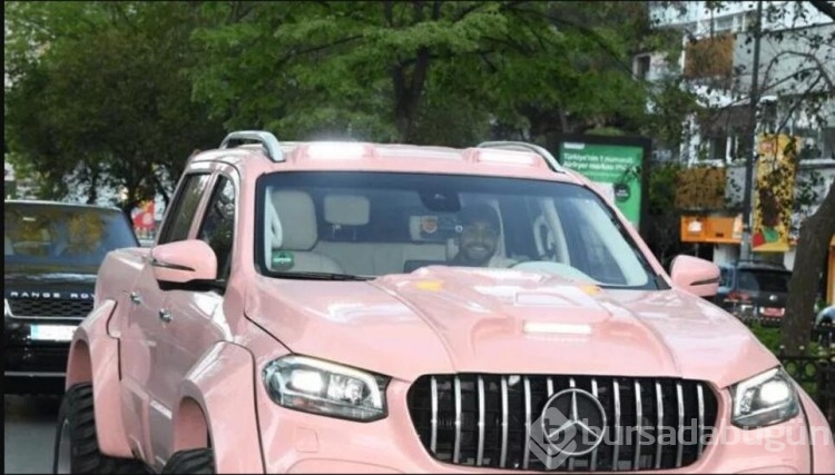 Şarkıcı Sefo pembe otomobiliyle gündem oldu!