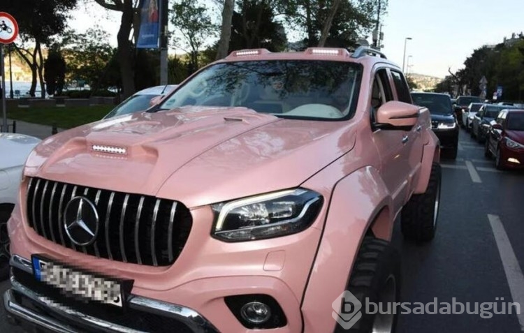 Şarkıcı Sefo pembe otomobiliyle gündem oldu!