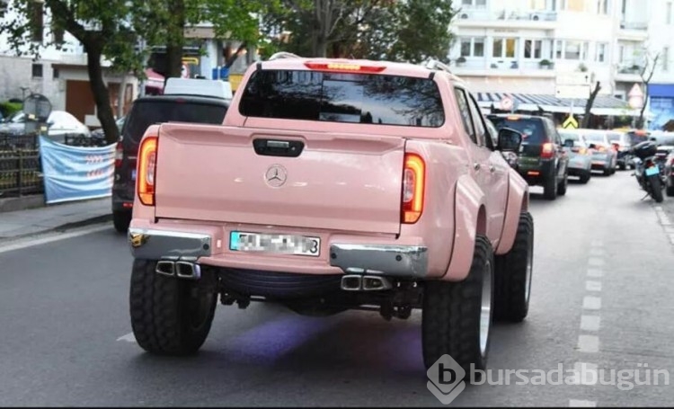Şarkıcı Sefo pembe otomobiliyle gündem oldu!