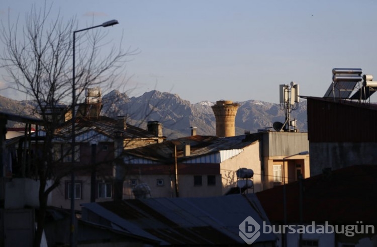 Şerefesi yıkılan minare leyleklere yuva oldu