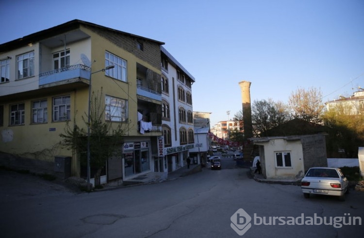 Şerefesi yıkılan minare leyleklere yuva oldu