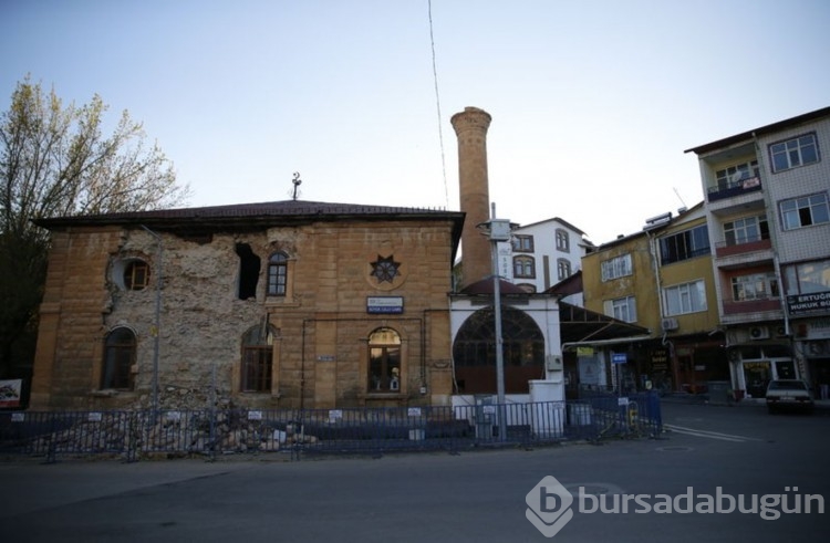 Şerefesi yıkılan minare leyleklere yuva oldu