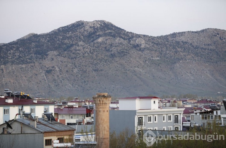 Şerefesi yıkılan minare leyleklere yuva oldu