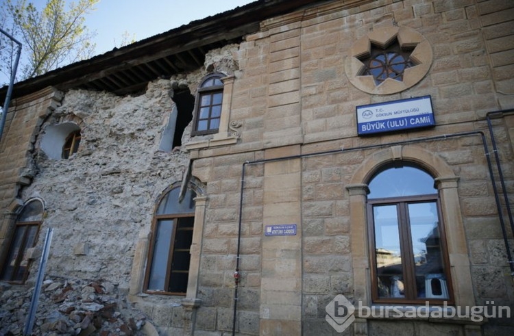 Şerefesi yıkılan minare leyleklere yuva oldu