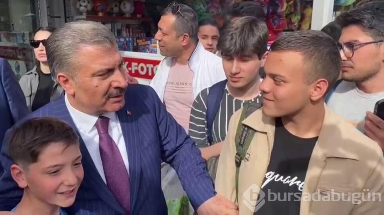 Sağlık Bakanı Fahrettin Koca ile gençler arasında gülümseten diyalog
