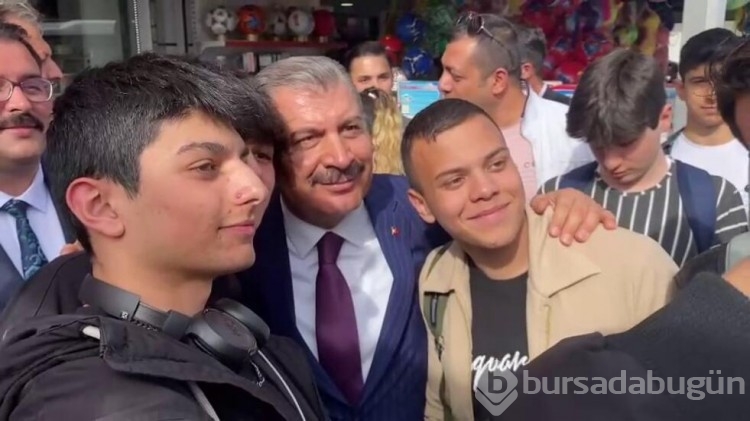 Sağlık Bakanı Fahrettin Koca ile gençler arasında gülümseten diyalog