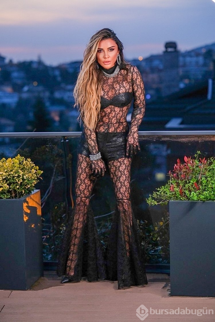Selen Görgüzel şarkısının klibinde çocukluk aşkıyla oynadı