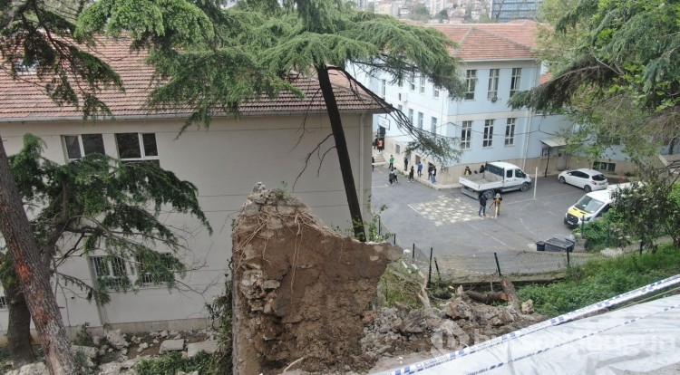 İstinat duvarı okulun bahçesine çöktü