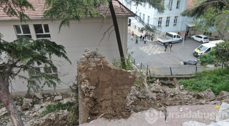 İstinat duvarı okulun bahçesine çöktü