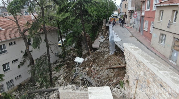 İstinat duvarı okulun bahçesine çöktü