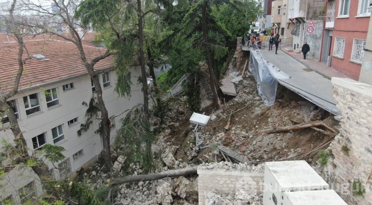 İstinat duvarı okulun bahçesine çöktü