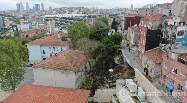 İstinat duvarı okulun bahçesine çöktü