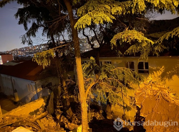 İstinat duvarı okulun bahçesine çöktü