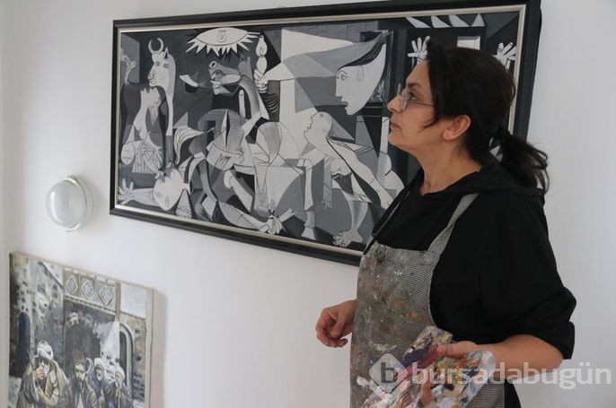 Evini adeta sanat galerisine dönüştürdü