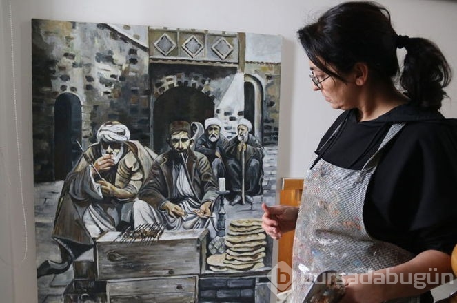 Evini adeta sanat galerisine dönüştürdü