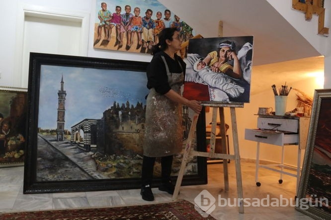 Evini adeta sanat galerisine dönüştürdü