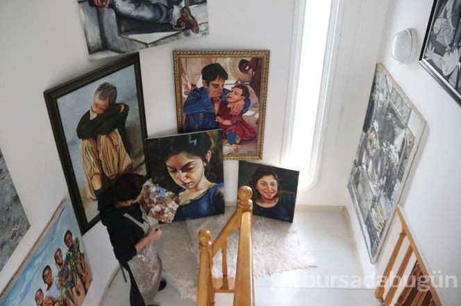 Evini adeta sanat galerisine dönüştürdü