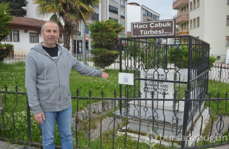 Kavşakta bulunan mezar dikkat çekiyor