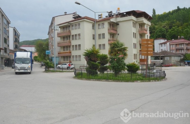 Kavşakta bulunan mezar dikkat çekiyor