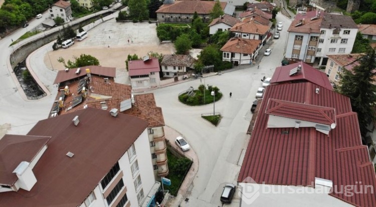 Kavşakta bulunan mezar dikkat çekiyor