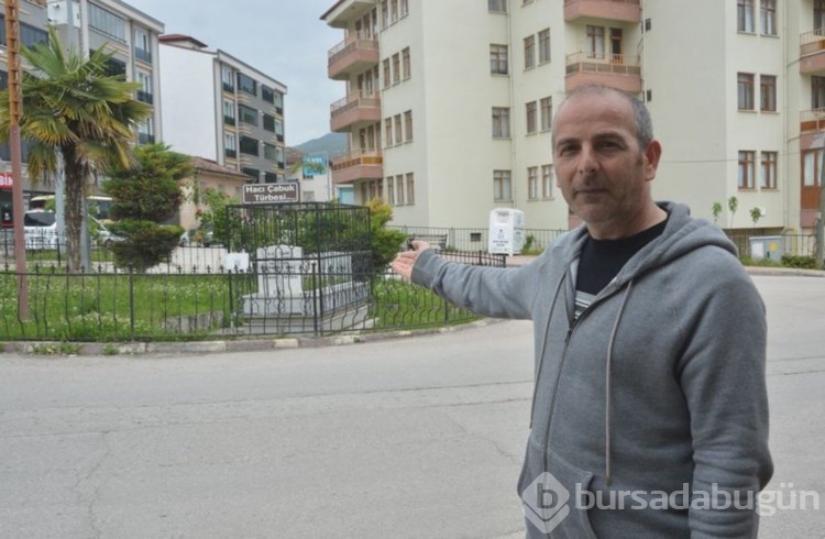 Kavşakta bulunan mezar dikkat çekiyor