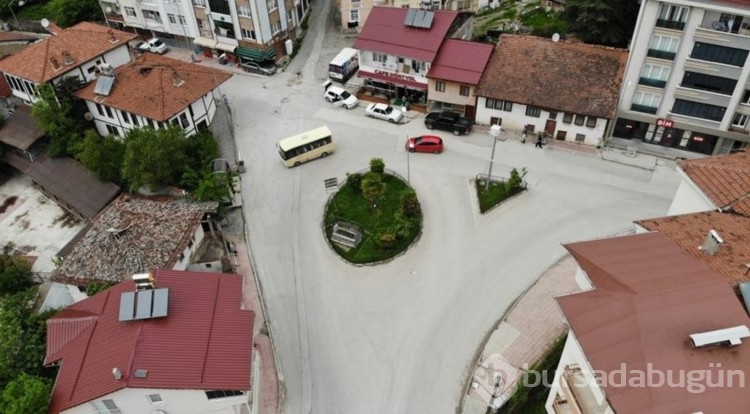 Kavşakta bulunan mezar dikkat çekiyor