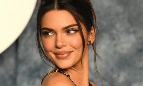 Ünlü model Kendall Jenner şimdi de beyaz taytıyla gündem oldu