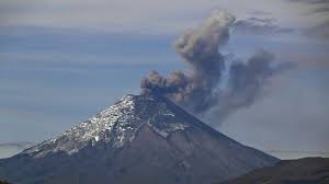 Cotopaxi Yanardağı kül bulutu çıkarıyor