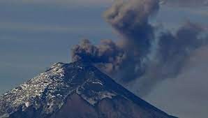 Cotopaxi Yanardağı kül bulutu çıkarıyor