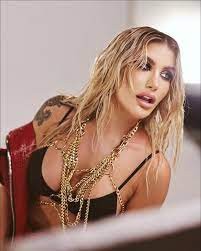İrem Derici konserde hayranına verdiği yanıt ile gündem oldu