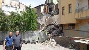 Malatya'da ağır hasarlı bina çöktü