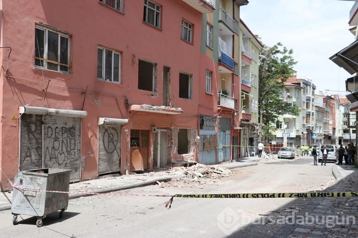 Malatya'da ağır hasarlı bina çöktü