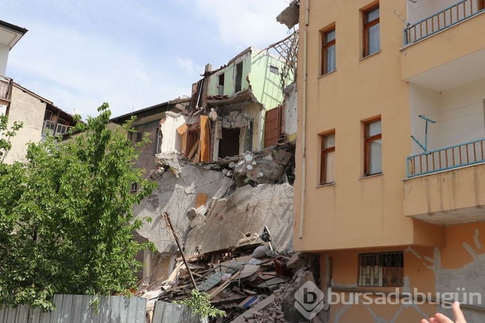 Malatya'da ağır hasarlı bina çöktü