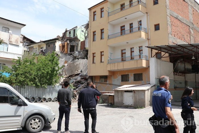 Malatya'da ağır hasarlı bina çöktü