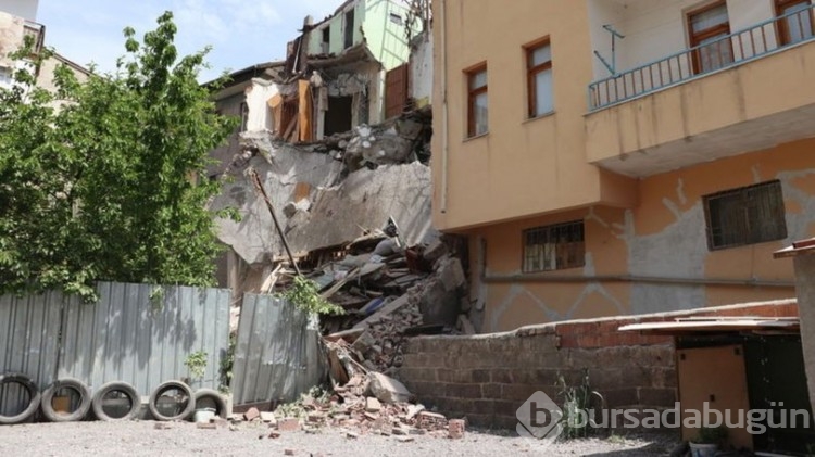 Malatya'da ağır hasarlı bina çöktü