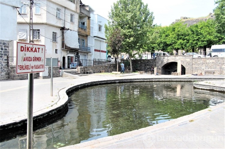 Diyarbakır'da sıcaklık 30 dereceye çıktı! Çocuklar süs havuzunda serinledi