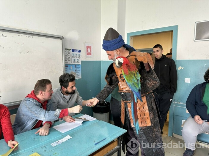 Sandık başından ilginç kareler
