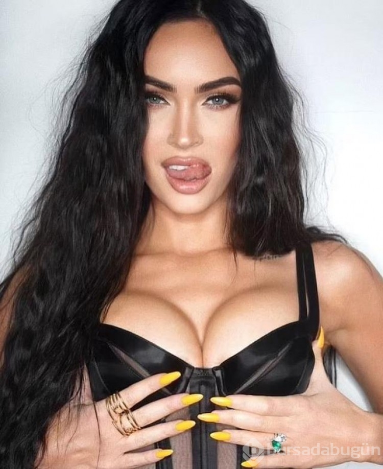 Megan Fox yeni yaptırdığı göğüslerini sergiledi! 
