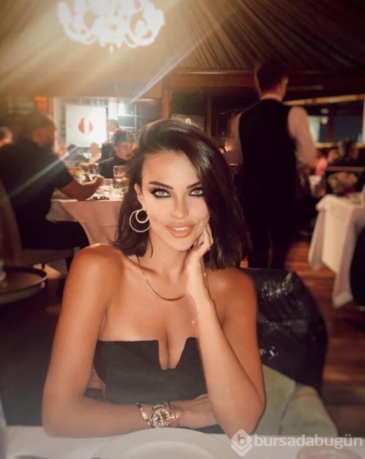 Oyuncu Tuvana Türkay göğüs dekolteli pozuyla gündem oldu!