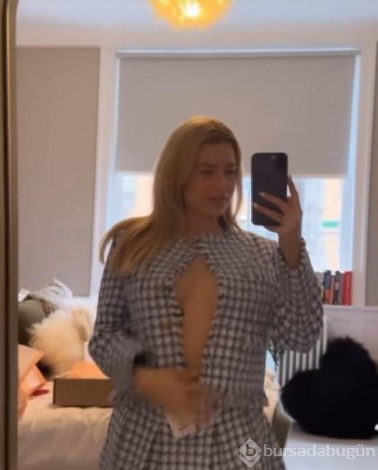 Model Lottie Moss içine hiçbir şey giymeden ayna karşısında ceket denedi! 