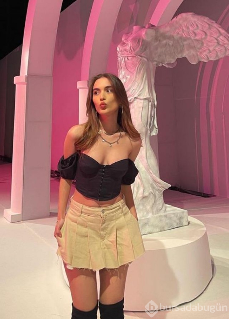 Crop giyen Çağla Şimşek dekolteli pozuyla büyüledi!