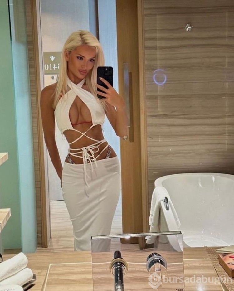 Transparan giyen Cansu Taşkın dekolteli pozuyla nefes kesti!