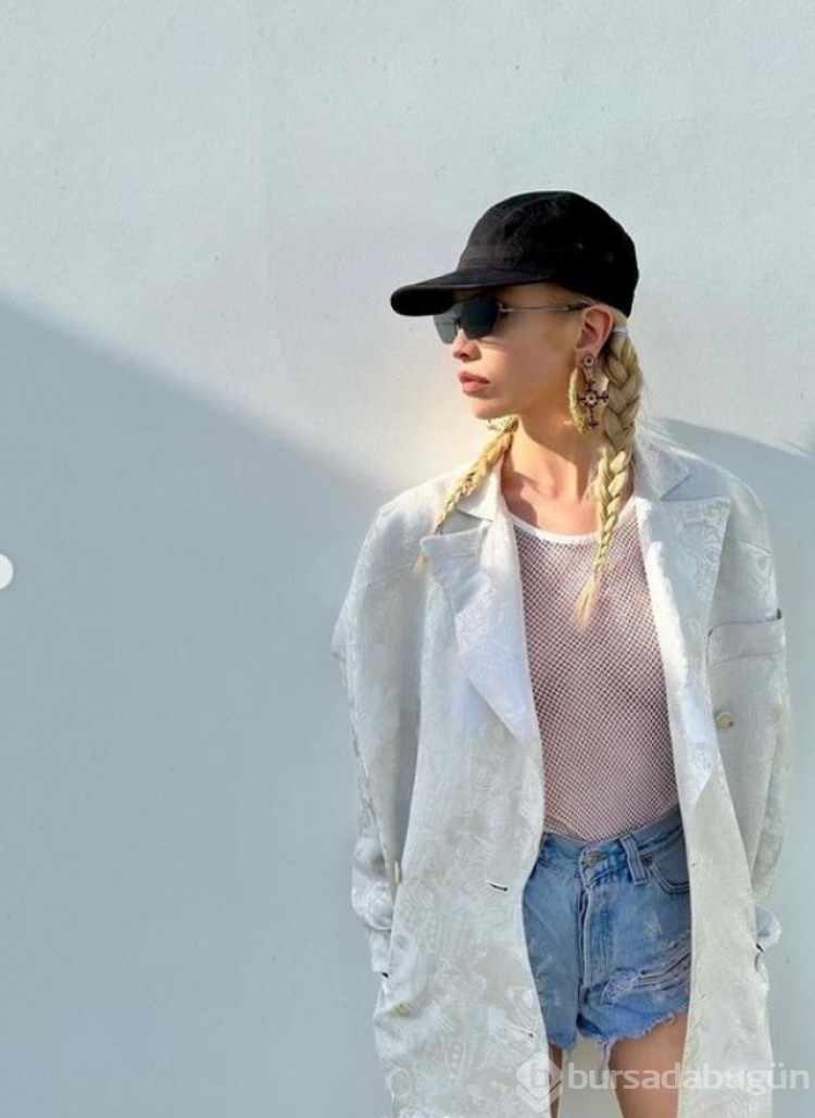 Transparan giyen model Stella Maxwell kalçasını açıkta bıraktı!