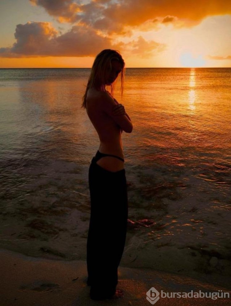 Transparan giyen model Stella Maxwell kalçasını açıkta bıraktı!