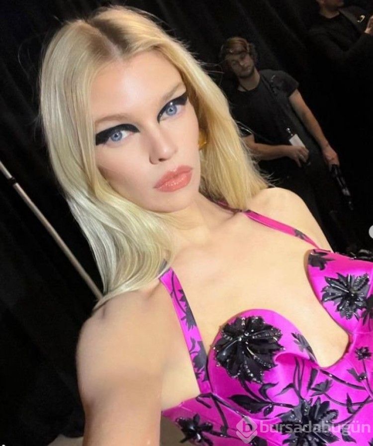 Transparan giyen model Stella Maxwell kalçasını açıkta bıraktı!