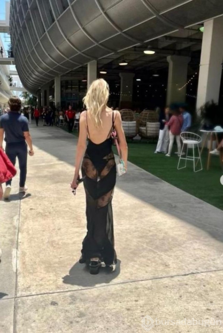 Transparan giyen model Stella Maxwell kalçasını açıkta bıraktı!