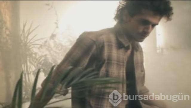 Oyuncu Yiğit Kirazcı'nın ünlü olmadan önce oynadığı klip ortaya çıktı! 